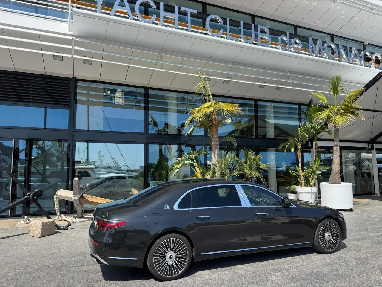 Maybach S580 2023, vista trasera — Marbella Super Car Rental, Marbella. El Maybach S580 de 2023 es una berlina que comunica sin necesidad de palabras. Cuatro…