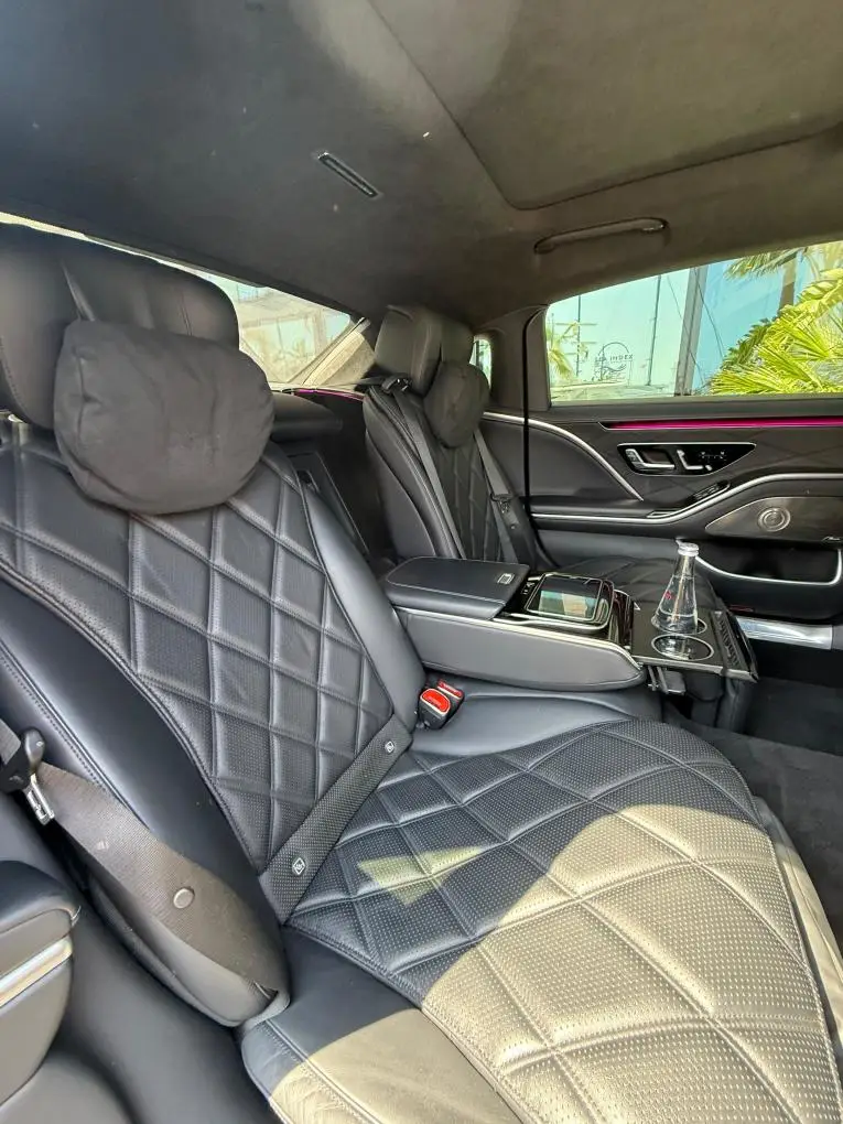 Maybach S580 2023, interior — Marbella Super Car Rental, Marbella. El Maybach S580 de 2023 es una berlina que comunica sin necesidad de palabras. Cuatro…