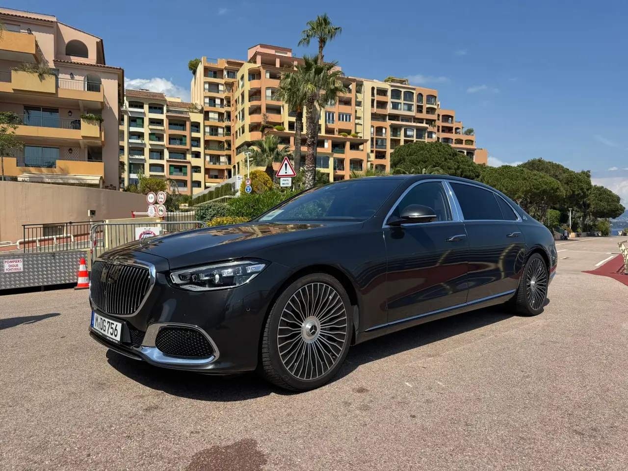 Maybach S580 2023, salpicadero — Marbella Super Car Rental, Marbella. El Maybach S580 de 2023 es una berlina que comunica sin necesidad de palabras. Cuatro…