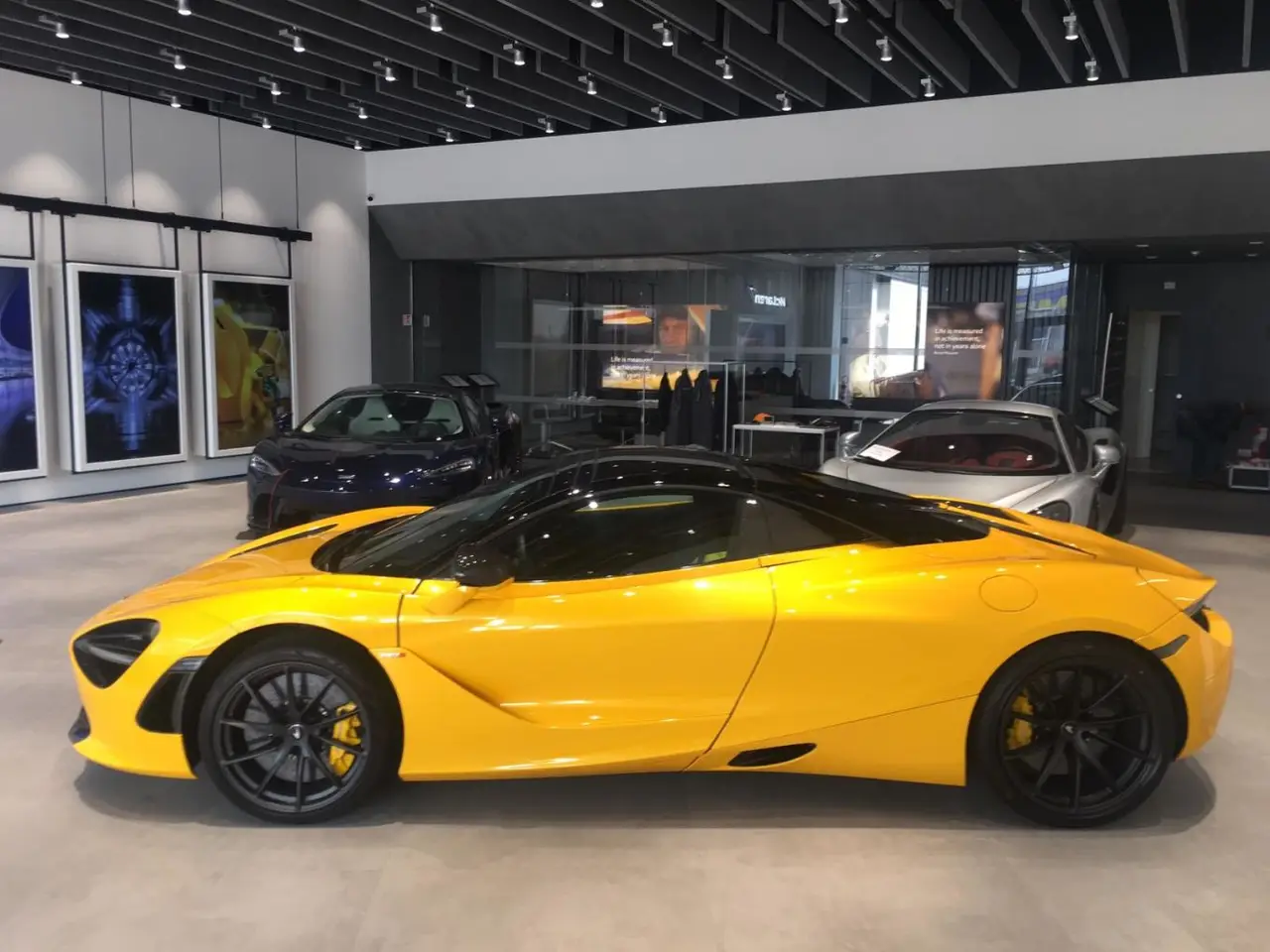 McLaren 720S Spider 2022, vue arrière — Marbella Super Car Rental, Marbella. McLaren 720S Spider in Marbella Louer une McLaren 720S Spider à Marbella permet de…