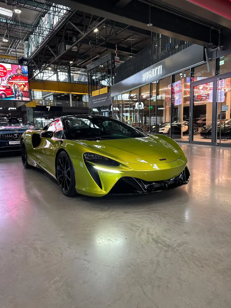 McLaren Artura Spider 2024, vista frontal — Marbella Super Car Rental, Marbella. McLaren Artura Spider in Marbella El alquiler del McLaren Artura Spider en Marbella…