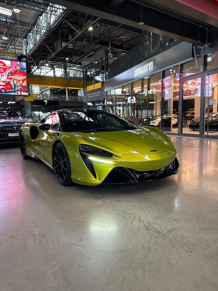 McLaren Artura Spider 2024, vista frontal — Marbella Super Car Rental, Marbella. McLaren Artura Spider in Marbella El alquiler del McLaren Artura Spider en Marbella…