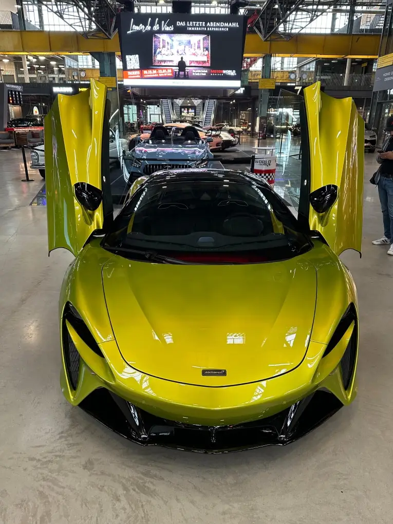 McLaren Artura Spider 2024, vista trasera — Marbella Super Car Rental, Marbella. McLaren Artura Spider in Marbella El alquiler del McLaren Artura Spider en Marbella…
