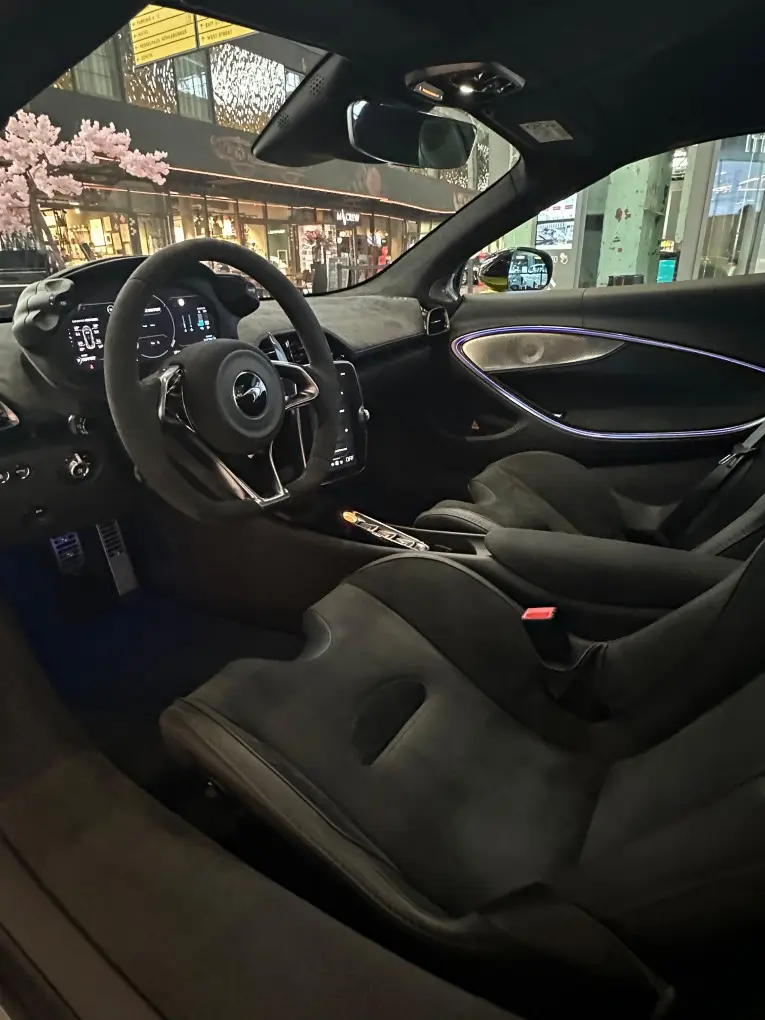 McLaren Artura Spider 2024, salpicadero — Marbella Super Car Rental, Marbella. McLaren Artura Spider in Marbella El alquiler del McLaren Artura Spider en Marbella…