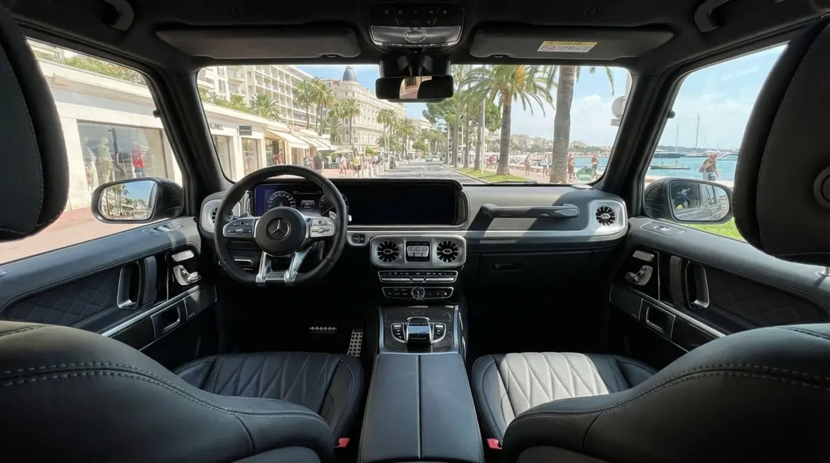 Mercedes Benz G63 2023, intérieur — Marbella Super Car Rental, Marbella. Mercedes Benz G63 in Marbella La location du Mercedes Benz G63 à Marbella permet de…