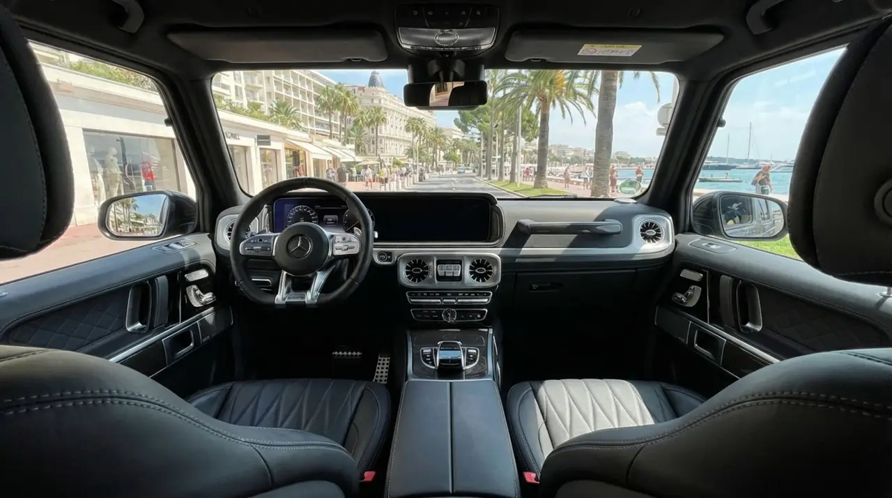 Mercedes Benz G63 2023, intérieur — Marbella Super Car Rental, Marbella. Mercedes Benz G63 in Marbella La location du Mercedes Benz G63 à Marbella permet de…
