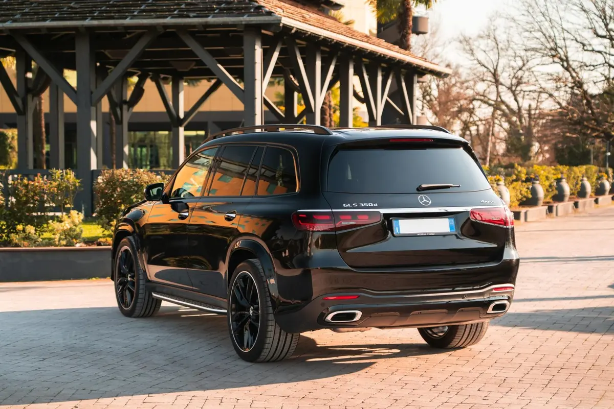 Mercedes Benz GLS-klasse 350 D Exclusive 7 Posti 2025, exterior — Marbella Super Car Rental, Marbella. Mercedes Benz GLS-klasse 350 D Exclusive 7 Posti in Marbella El alquiler del Mercedes…