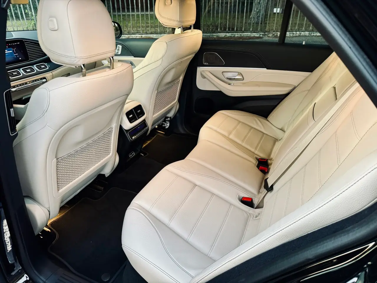 Mercedes Benz GLS Maybach 2022, vista frontal — Marbella Super Car Rental, Marbella. Mercedes Benz GLS Maybach in Marbella El alquiler de un Mercedes Benz GLS Maybach en…