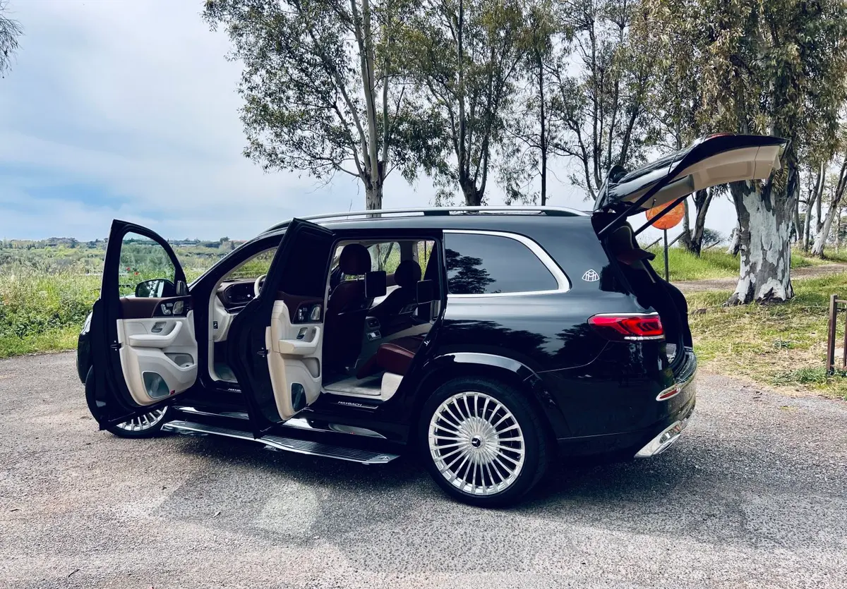 Mercedes Benz GLS Maybach 2022, vista trasera — Marbella Super Car Rental, Marbella. Mercedes Benz GLS Maybach in Marbella El alquiler de un Mercedes Benz GLS Maybach en…