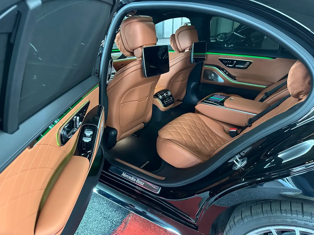 Mercedes Benz S-klasse S400 Long 4-Matic 2023, rear view — Marbella Super Car Rental, Marbella. Mercedes Benz S-klasse S400 Long 4-Matic in Marbella Arranging a Mercedes Benz S-klasse…