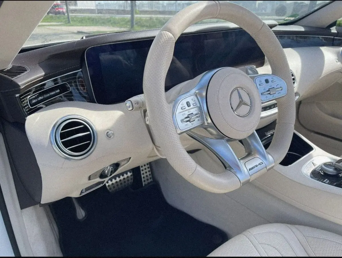Mercedes Benz S560 Cabrio 2021, exterior — Marbella Super Car Rental, Marbella. Mercedes Benz S560 Cabrio in Marbella El alquiler del Mercedes Benz S560 Cabrio en…