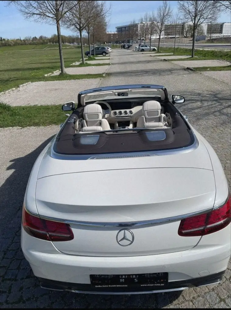 Mercedes Benz S560 Cabrio 2021, vista frontal — Marbella Super Car Rental, Marbella. Mercedes Benz S560 Cabrio in Marbella El alquiler del Mercedes Benz S560 Cabrio en…