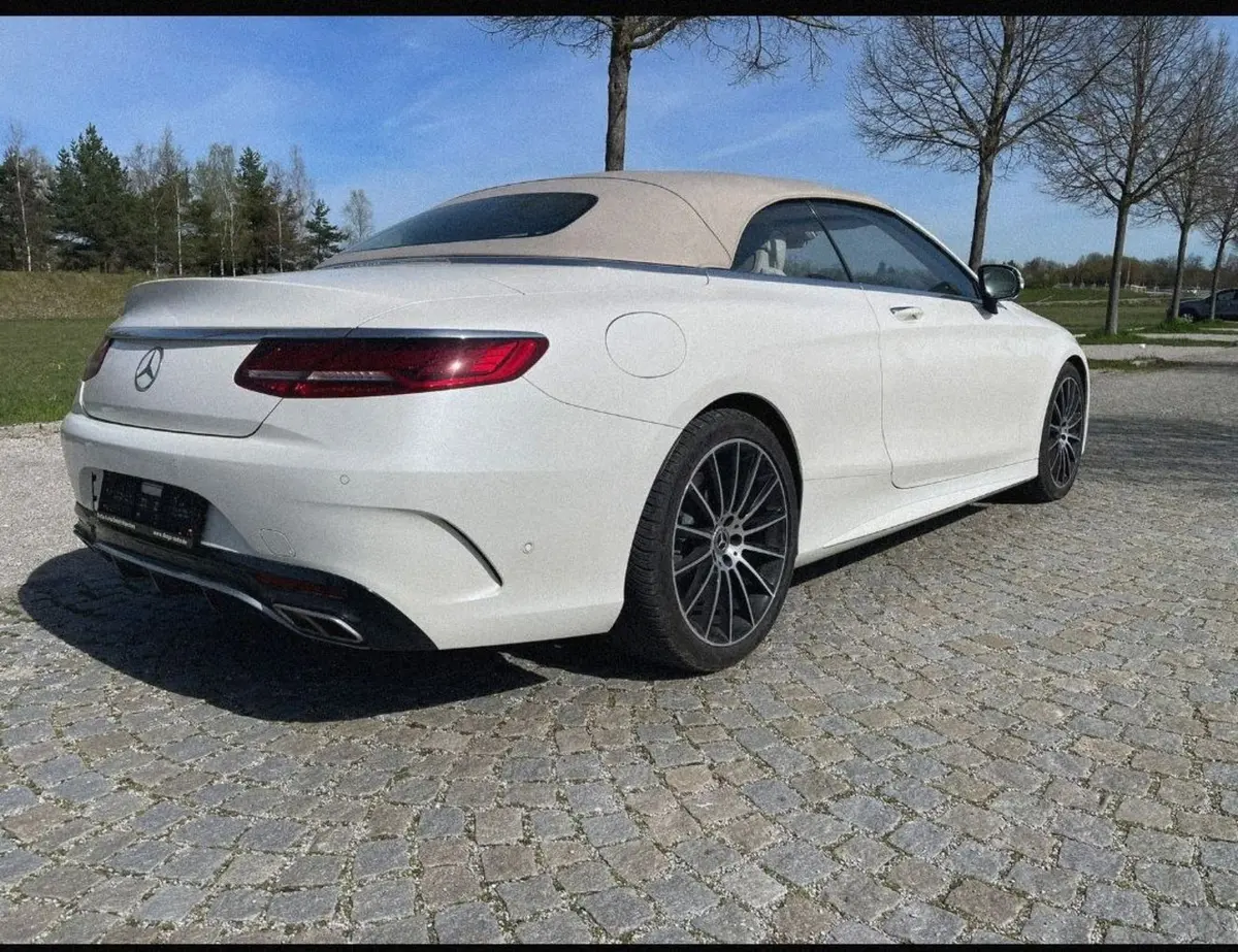 Mercedes Benz S560 Cabrio 2021, vista trasera — Marbella Super Car Rental, Marbella. Mercedes Benz S560 Cabrio in Marbella El alquiler del Mercedes Benz S560 Cabrio en…