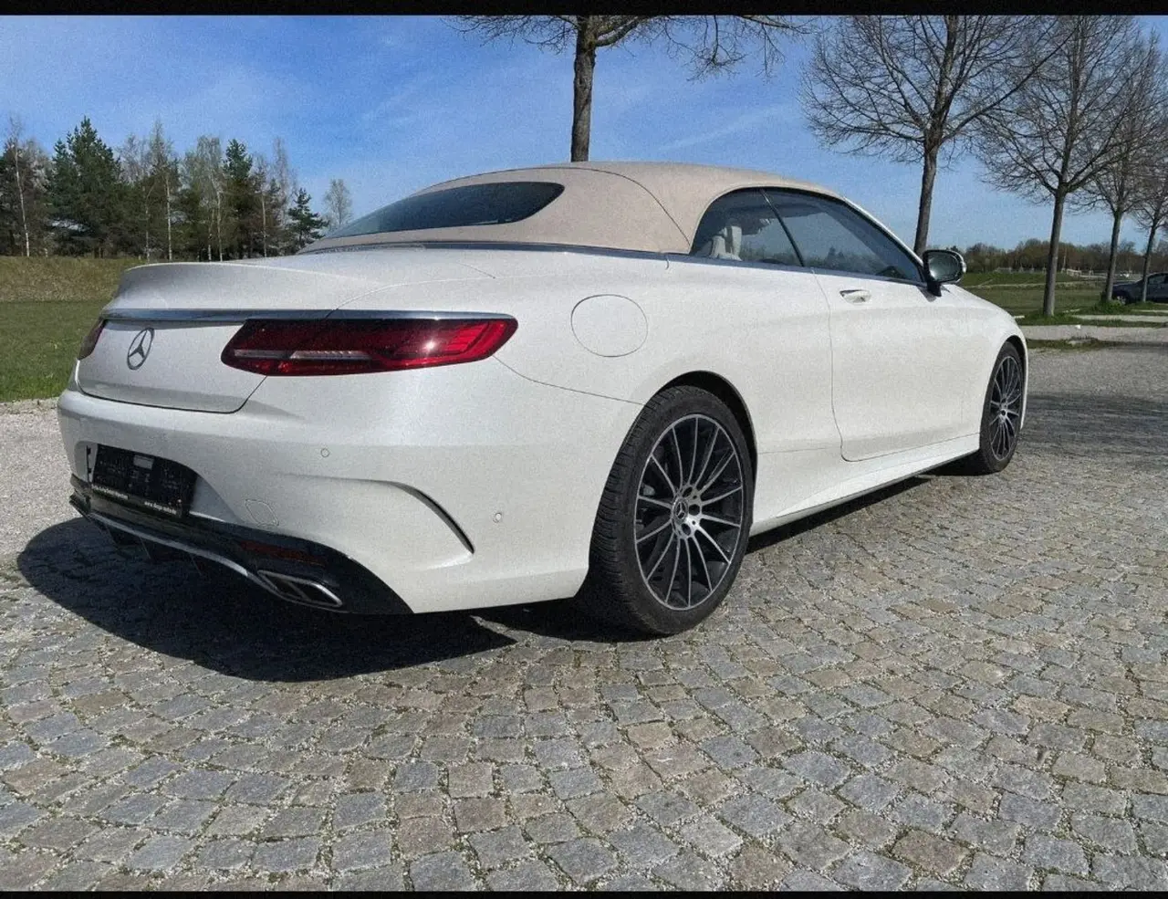 Mercedes Benz S560 Cabrio 2021, vista trasera — Marbella Super Car Rental, Marbella. Mercedes Benz S560 Cabrio in Marbella El alquiler del Mercedes Benz S560 Cabrio en…