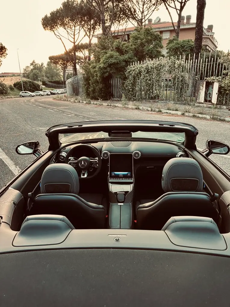 Mercedes Benz SL63 Cabrio 2023, intérieur — Marbella Super Car Rental, Marbella. Mercedes Benz SL63 Cabrio in Marbella Louer la Mercedes Benz SL63 Cabrio à Marbella…