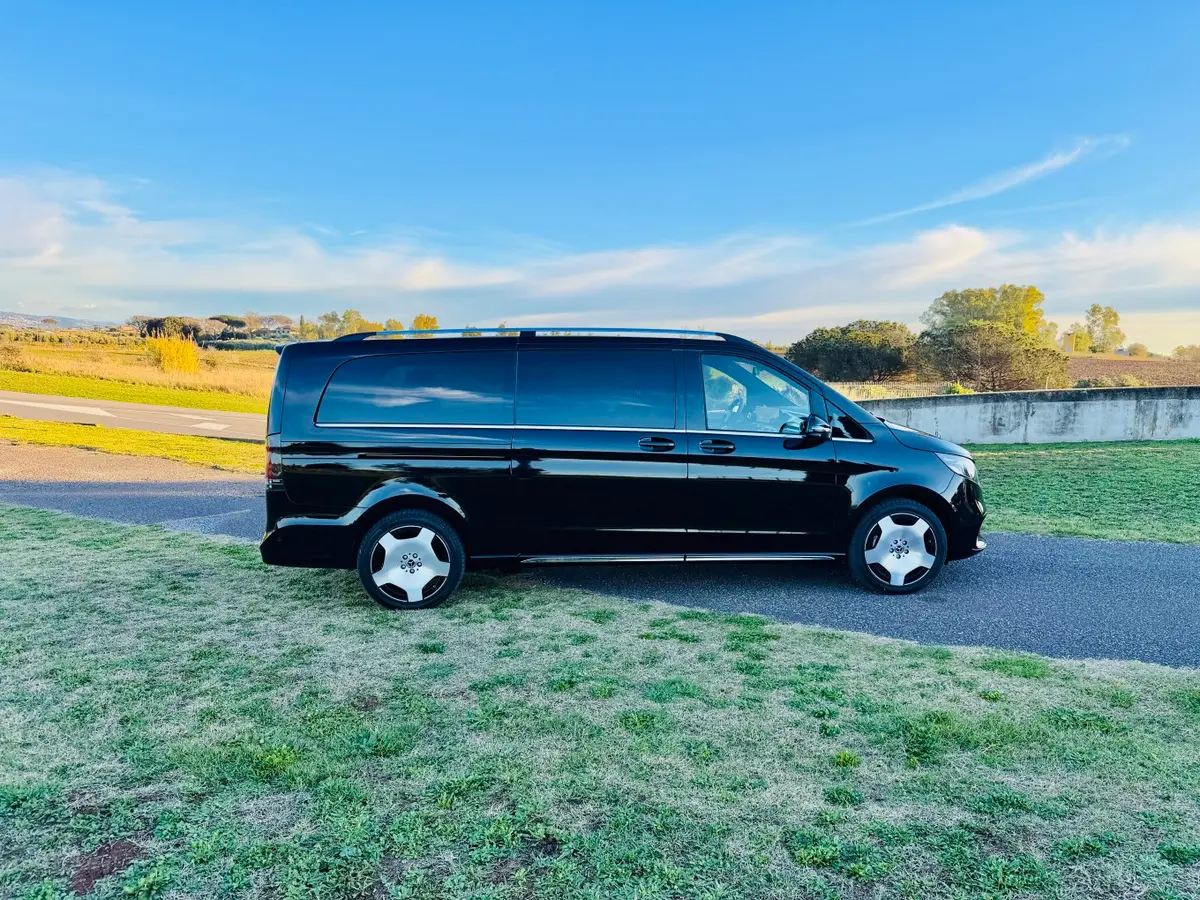 Mercedes Benz V300 4x4 XL Exclusive 7 seats 2025, vista frontal — Marbella Super Car Rental, Marbella. Mercedes Benz V300 4x4 XL Exclusive 7 seats in Marbella El alquiler del Mercedes Benz…