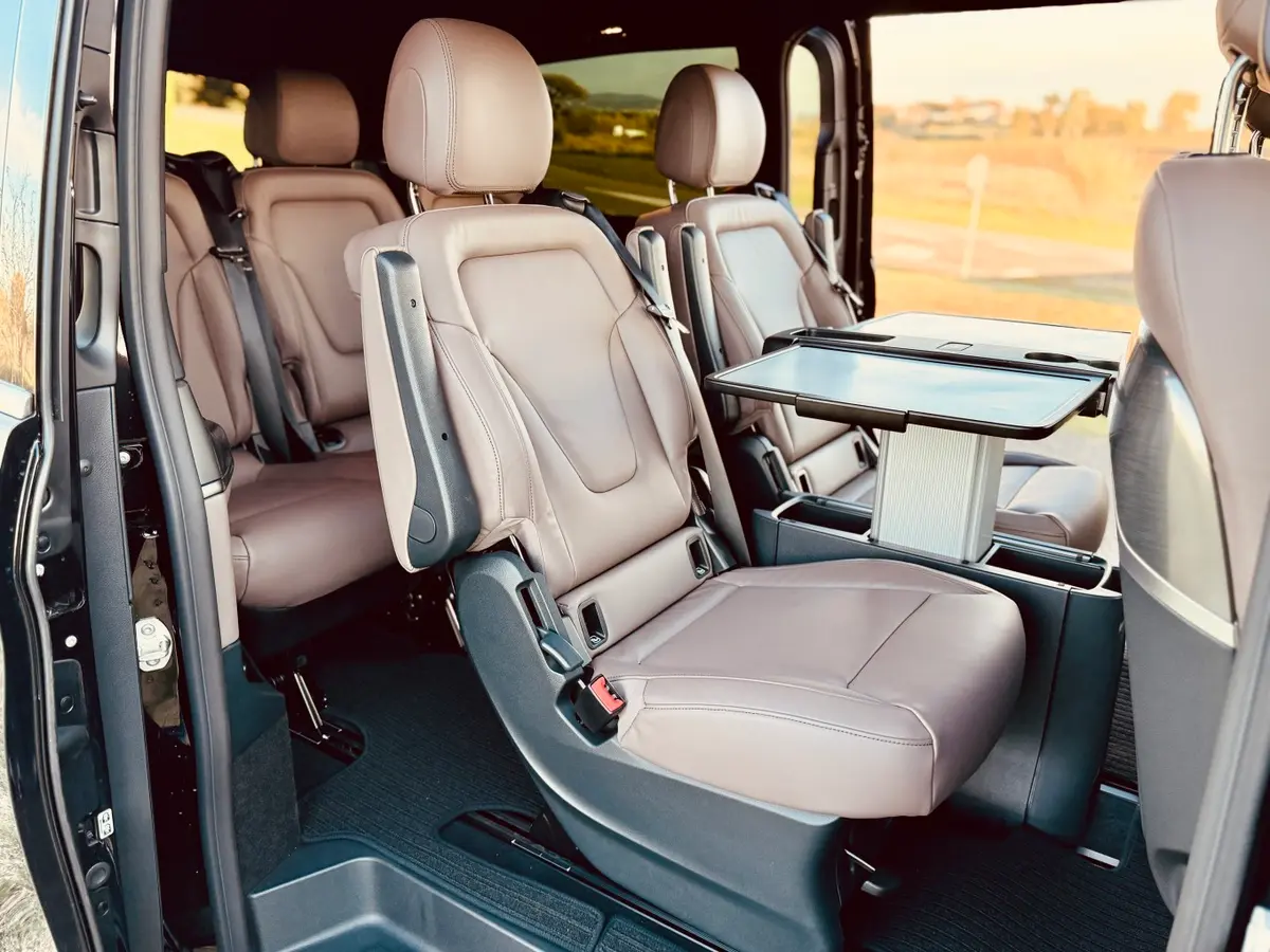 Mercedes Benz V300 4x4 XL Exclusive 7 seats 2025, vista trasera — Marbella Super Car Rental, Marbella. Mercedes Benz V300 4x4 XL Exclusive 7 seats in Marbella El alquiler del Mercedes Benz…