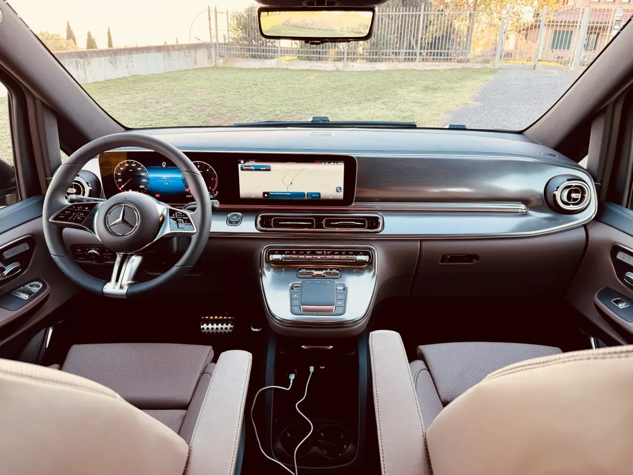 Mercedes Benz V300 4x4 XL Exclusive 7 seats 2025, salpicadero — Marbella Super Car Rental, Marbella. Mercedes Benz V300 4x4 XL Exclusive 7 seats in Marbella El alquiler del Mercedes Benz…