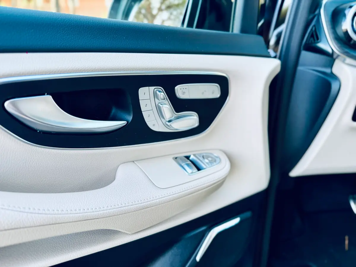 Mercedes Benz V300 4x4 XL VIP (Captain, 7 seat) 2025, vista frontal — Marbella Super Car Rental, Marbella. Mercedes Benz V300 4x4 XL VIP (Captain, 7 seat) in Marbella El alquiler del Mercedes Benz…