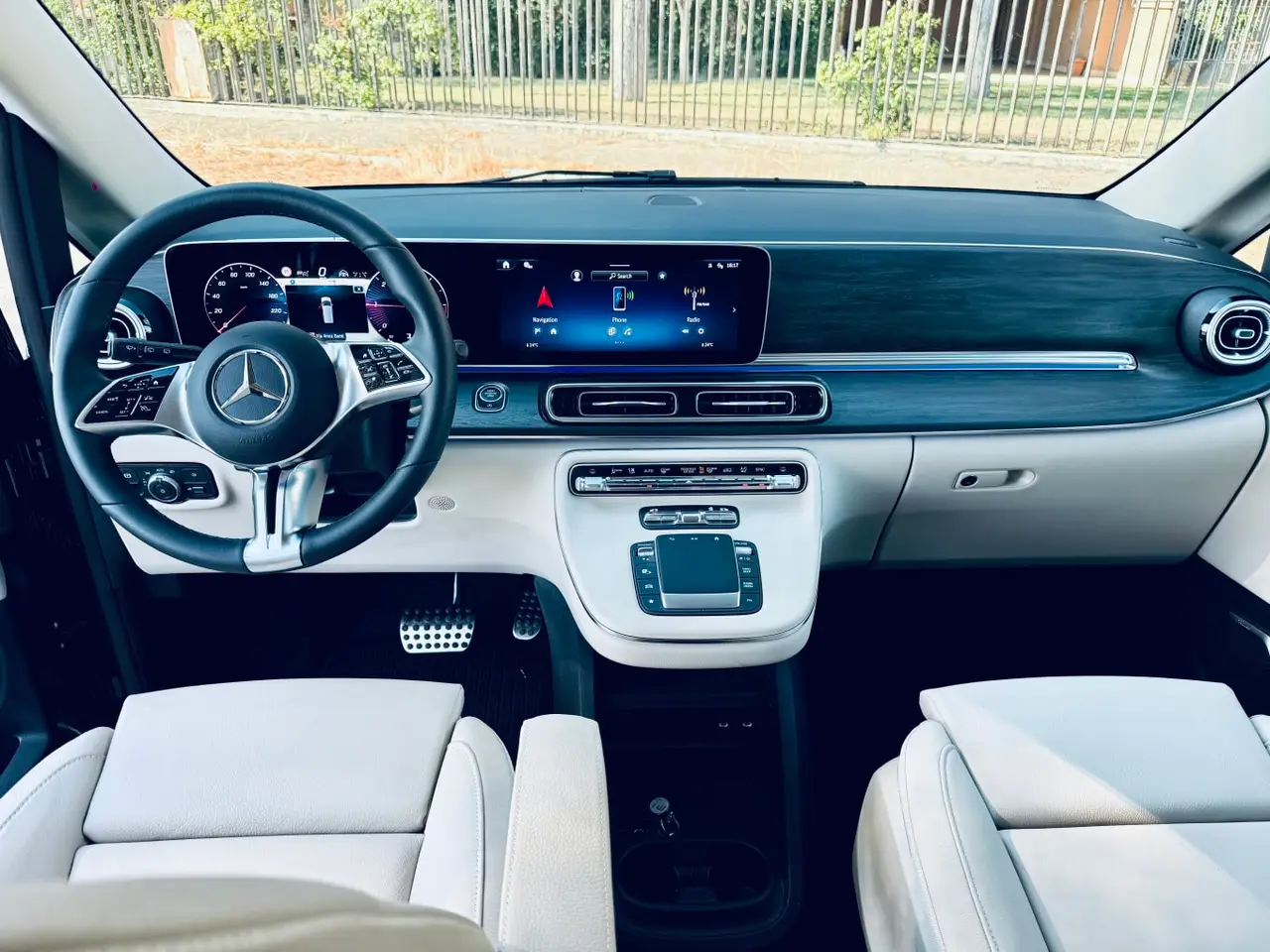 Mercedes Benz V300 4x4 XL VIP (Captain, 7 seat) 2025, vista trasera — Marbella Super Car Rental, Marbella. Mercedes Benz V300 4x4 XL VIP (Captain, 7 seat) in Marbella El alquiler del Mercedes Benz…