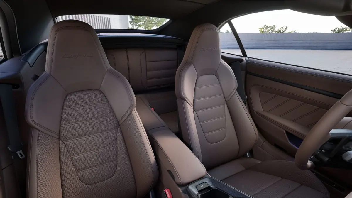 Porsche 911 992 Carrera Turbo S Cabrio 2026, intérieur — Marbella Super Car Rental, Marbella. Porsche 911 992 Carrera Turbo S Cabrio in Marbella Louer la Porsche 911 992 Carrera Turbo…