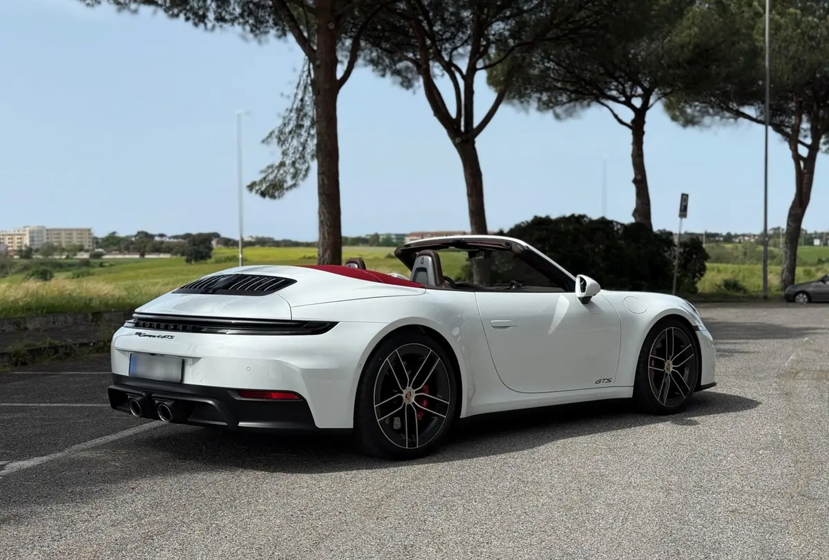 Porsche 992.2 Carrera 4 GTS Cabrio 2025, vista frontal — Marbella Super Car Rental, Marbella. Porsche 992.2 Carrera 4 GTS Cabrio in Marbella El alquiler del Porsche 992.2 Carrera 4…