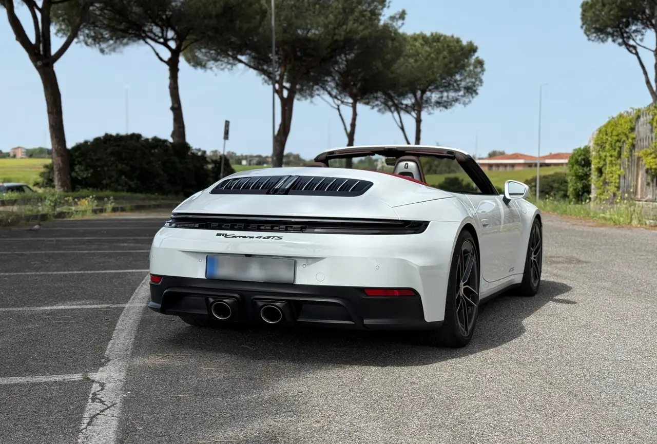 Porsche 992.2 Carrera 4 GTS Cabrio 2025, vista trasera — Marbella Super Car Rental, Marbella. Porsche 992.2 Carrera 4 GTS Cabrio in Marbella El alquiler del Porsche 992.2 Carrera 4…