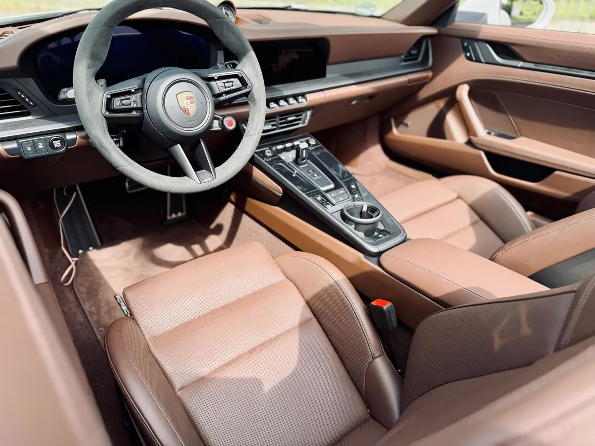 Porsche 992.2 Carrera 4 GTS Cabrio 2025, salpicadero — Marbella Super Car Rental, Marbella. Porsche 992.2 Carrera 4 GTS Cabrio in Marbella El alquiler del Porsche 992.2 Carrera 4…