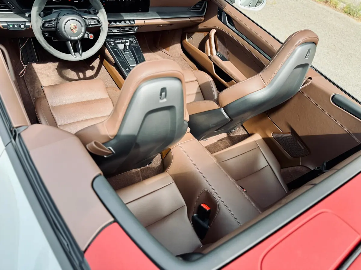 Porsche 992.2 Carrera 4 GTS Cabrio 2025, perfil lateral — Marbella Super Car Rental, Marbella. Porsche 992.2 Carrera 4 GTS Cabrio in Marbella El alquiler del Porsche 992.2 Carrera 4…