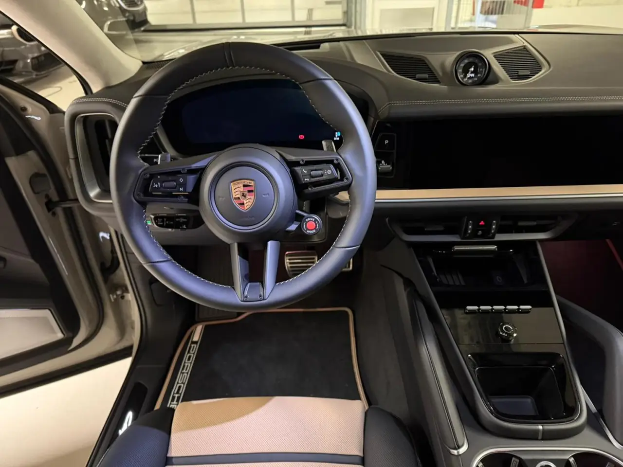 Porsche Cayenne Turbo E-Hybrid Coupé GT 2026, extérieur — Marbella Super Car Rental, Marbella. Porsche Cayenne Turbo E-Hybrid Coupé GT in Marbella La location du Porsche Cayenne Turbo…