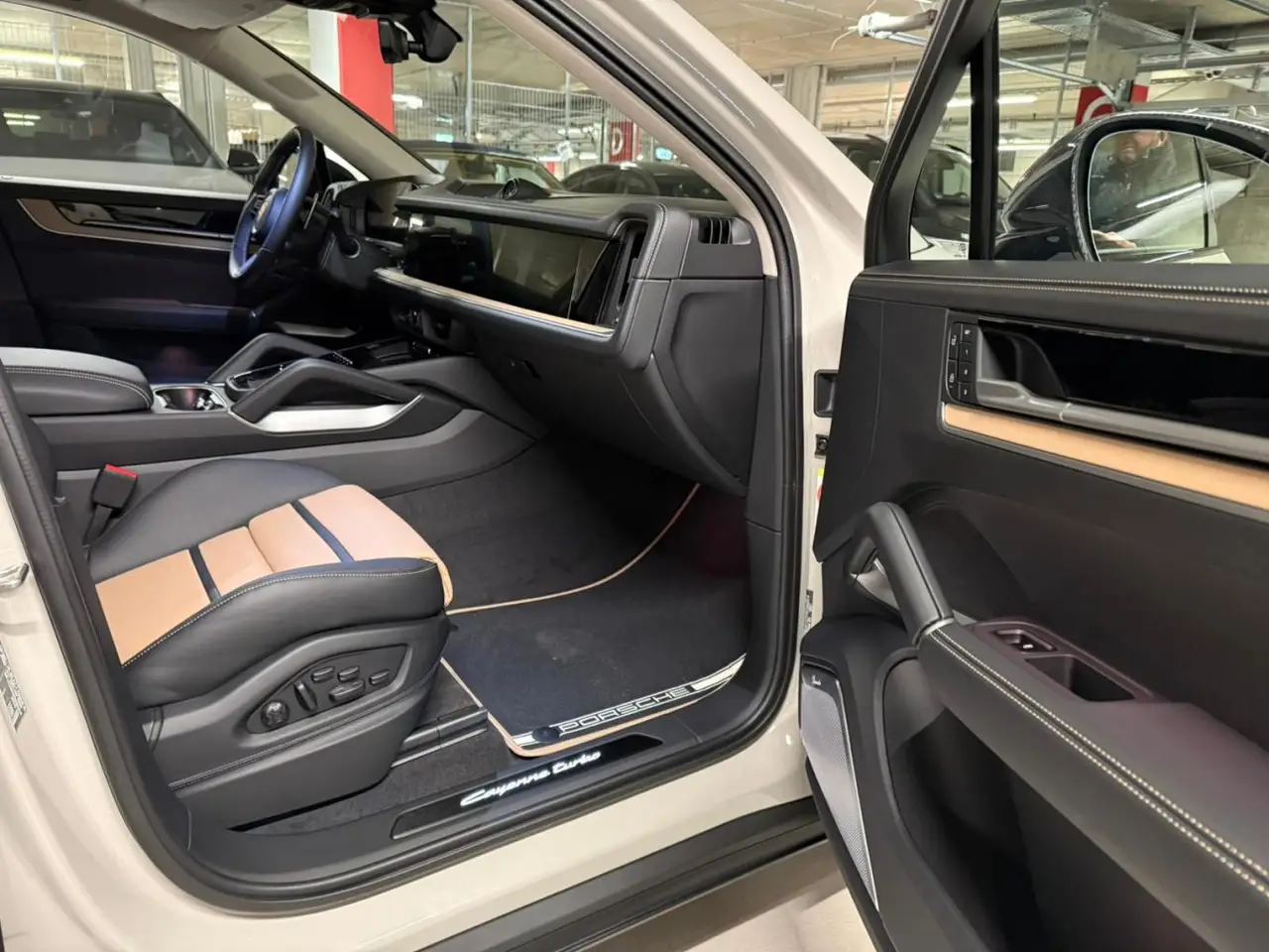 Porsche Cayenne Turbo E-Hybrid Coupé GT 2026, vue arrière — Marbella Super Car Rental, Marbella. Porsche Cayenne Turbo E-Hybrid Coupé GT in Marbella La location du Porsche Cayenne Turbo…