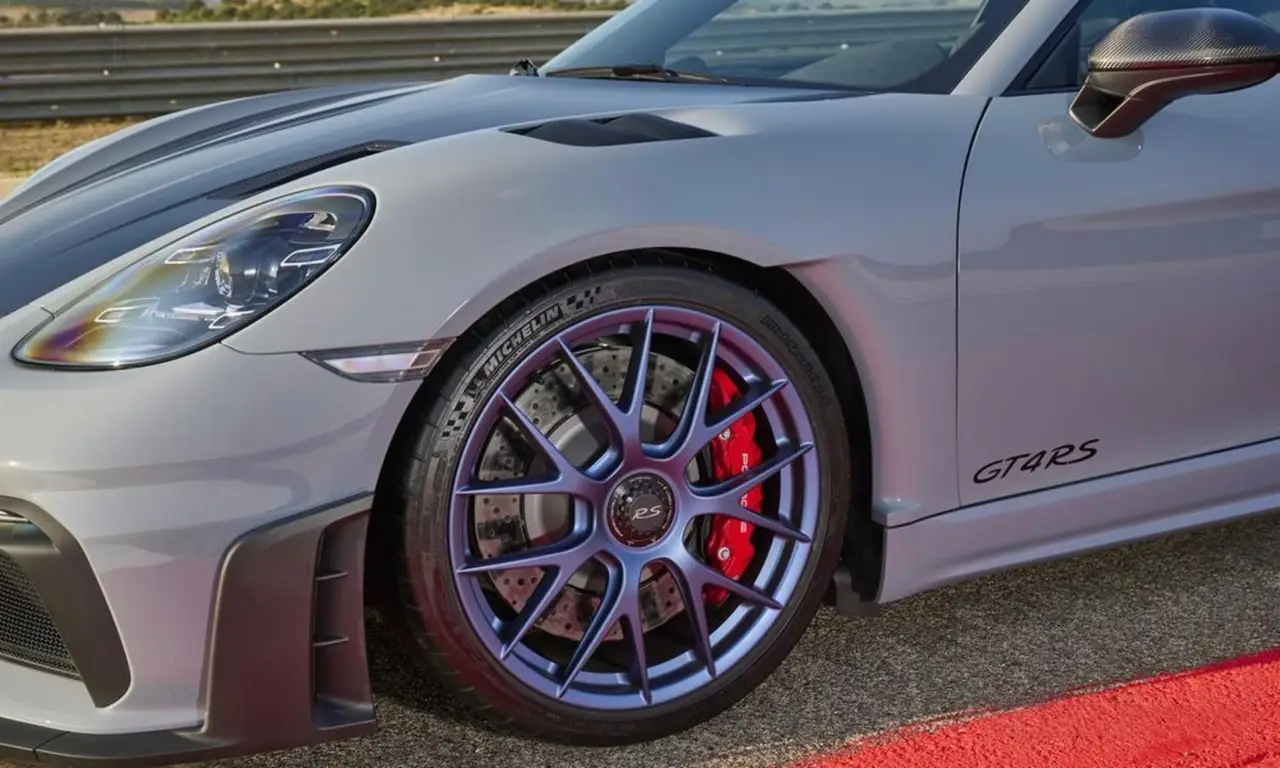 Porsche GT4 RS 2024, vue avant — Marbella Super Car Rental, Marbella. Porsche GT4 RS in Marbella La location de la Porsche GT4 RS à Marbella offre une…