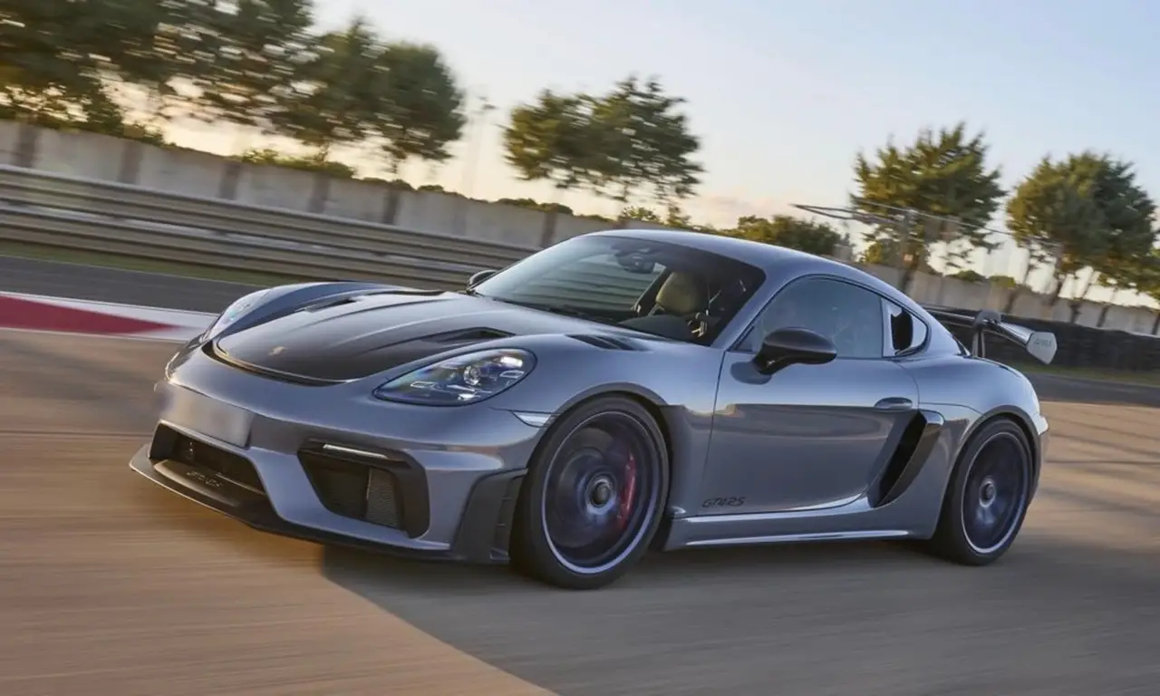 Porsche GT4 RS 2024, vue arrière — Marbella Super Car Rental, Marbella. Porsche GT4 RS in Marbella La location de la Porsche GT4 RS à Marbella offre une…