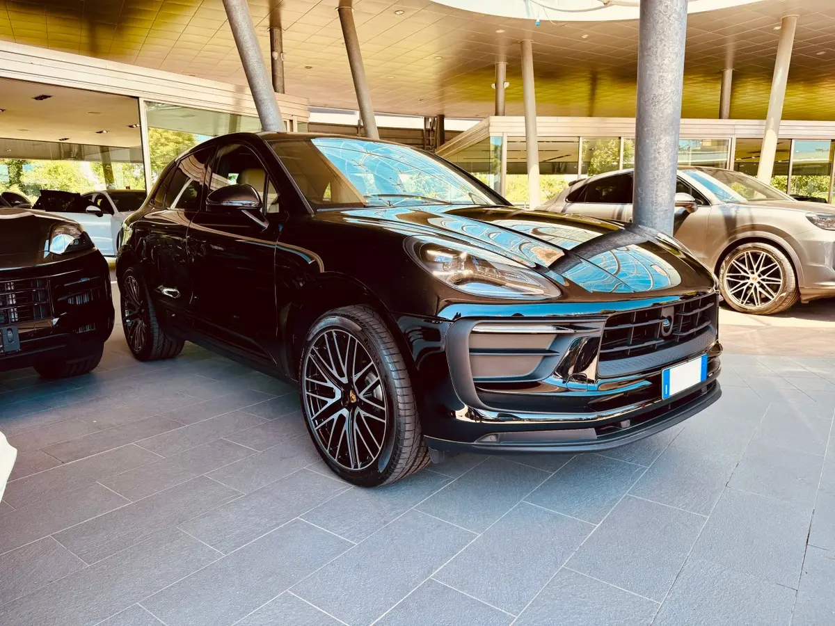 Porsche Macan 2024, extérieur — Marbella Super Car Rental, Marbella. Porsche Macan in Marbella La location d'un Porsche Macan à Marbella permet de disposer…