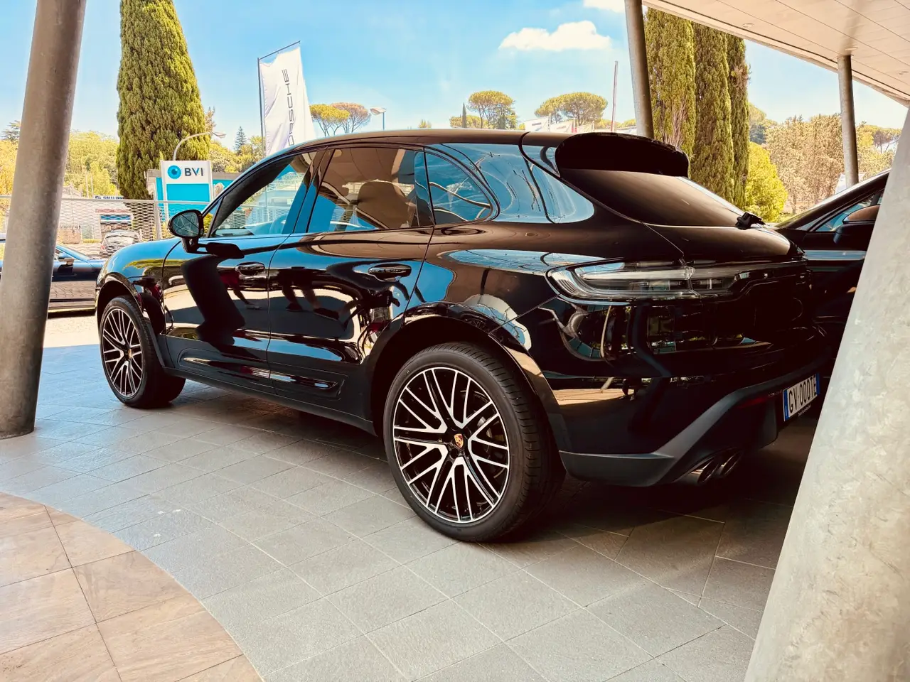 Porsche Macan 2024, vue arrière — Marbella Super Car Rental, Marbella. Porsche Macan in Marbella La location d'un Porsche Macan à Marbella permet de disposer…