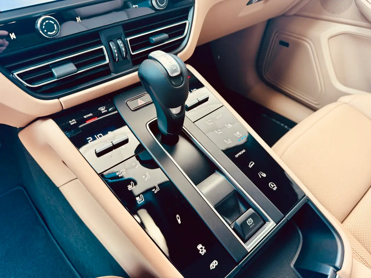 Porsche Macan 2024, intérieur — Marbella Super Car Rental, Marbella. Porsche Macan in Marbella La location d'un Porsche Macan à Marbella permet de disposer…