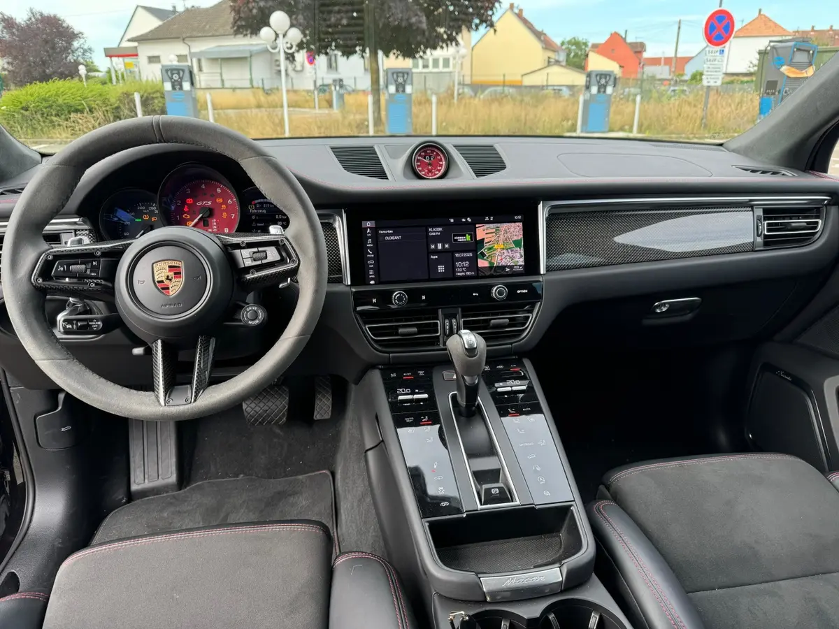 Porsche Macan GTS 2024, exterior — Marbella Super Car Rental, Marbella. Porsche Macan GTS in Marbella Optar por el alquiler del Porsche Macan GTS en Marbella…