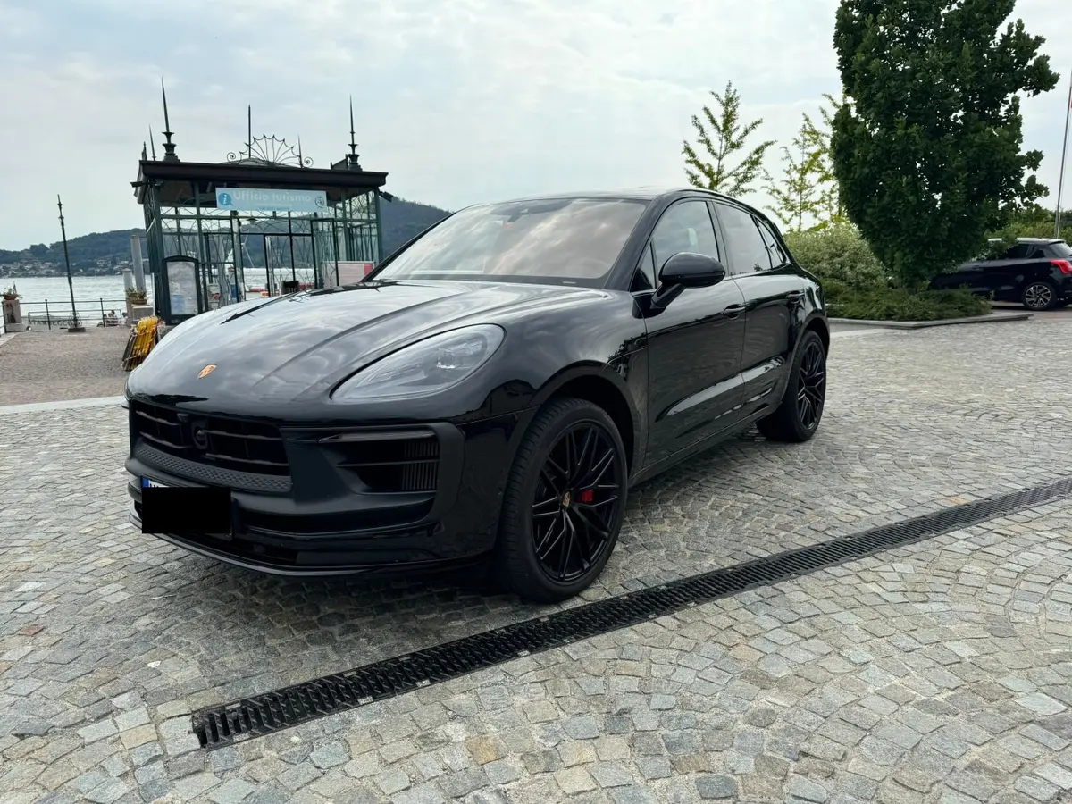 Porsche Macan GTS 2024, vista trasera — Marbella Super Car Rental, Marbella. Porsche Macan GTS in Marbella Optar por el alquiler del Porsche Macan GTS en Marbella…