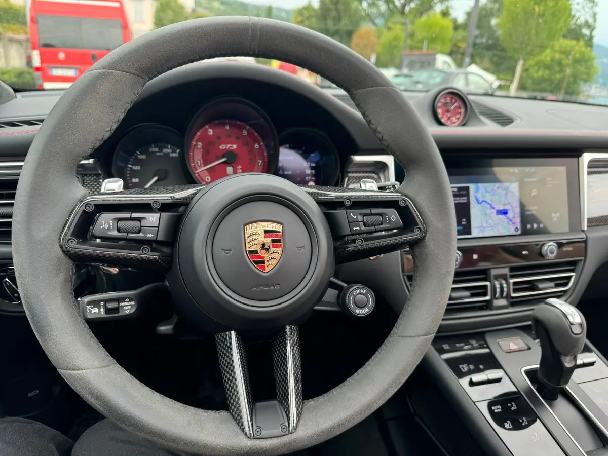 Porsche Macan GTS 2024, interior — Marbella Super Car Rental, Marbella. Porsche Macan GTS in Marbella Optar por el alquiler del Porsche Macan GTS en Marbella…