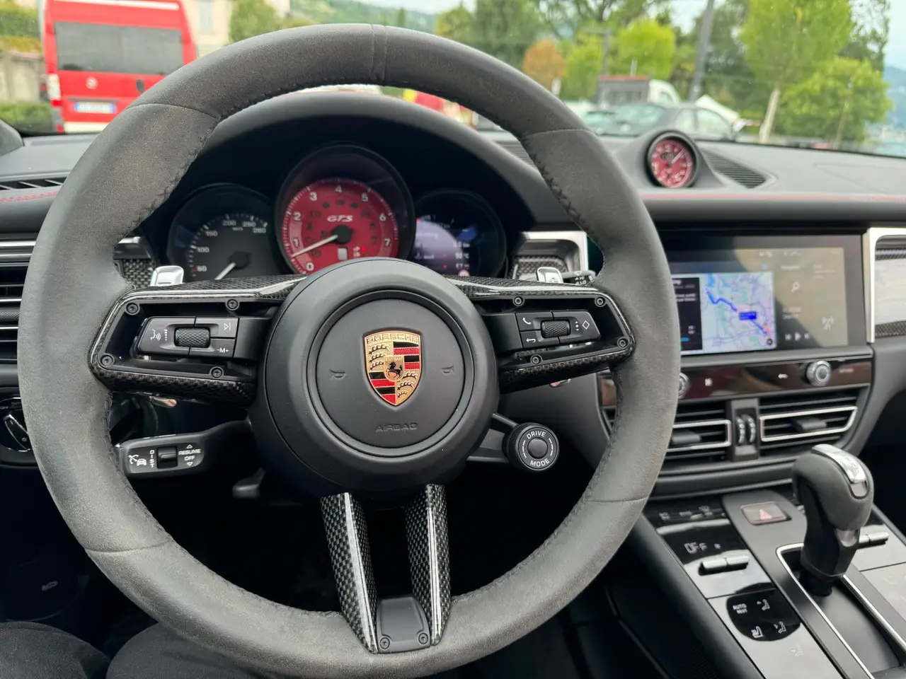 Porsche Macan GTS 2024, interior — Marbella Super Car Rental, Marbella. Porsche Macan GTS in Marbella Optar por el alquiler del Porsche Macan GTS en Marbella…