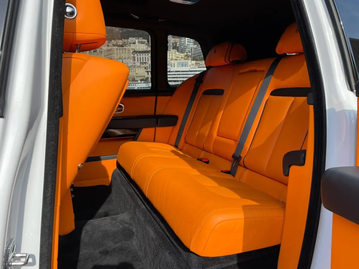 Rolls-Royce Cullinan 2022, vue avant — Marbella Super Car Rental, Marbella. Rolls-Royce Cullinan in Marbella La location du Rolls-Royce Cullinan à Marbella offre une…