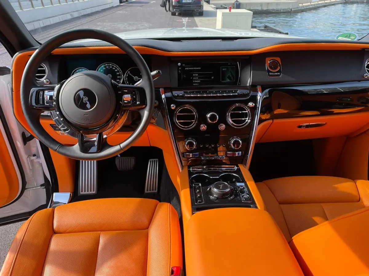 Rolls-Royce Cullinan 2022, vue arrière — Marbella Super Car Rental, Marbella. Rolls-Royce Cullinan in Marbella La location du Rolls-Royce Cullinan à Marbella offre une…