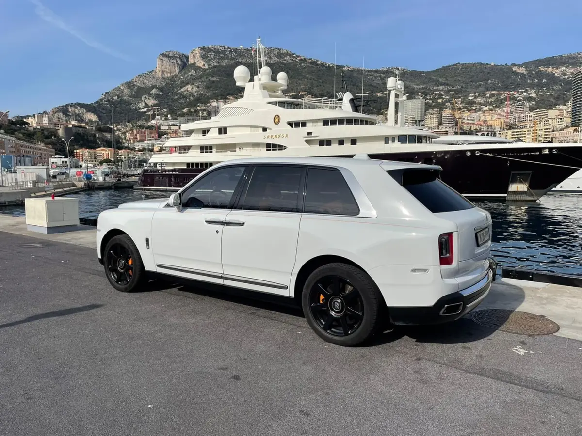 Rolls-Royce Cullinan 2022, extérieur — Marbella Super Car Rental, Marbella. Rolls-Royce Cullinan in Marbella La location du Rolls-Royce Cullinan à Marbella offre une…