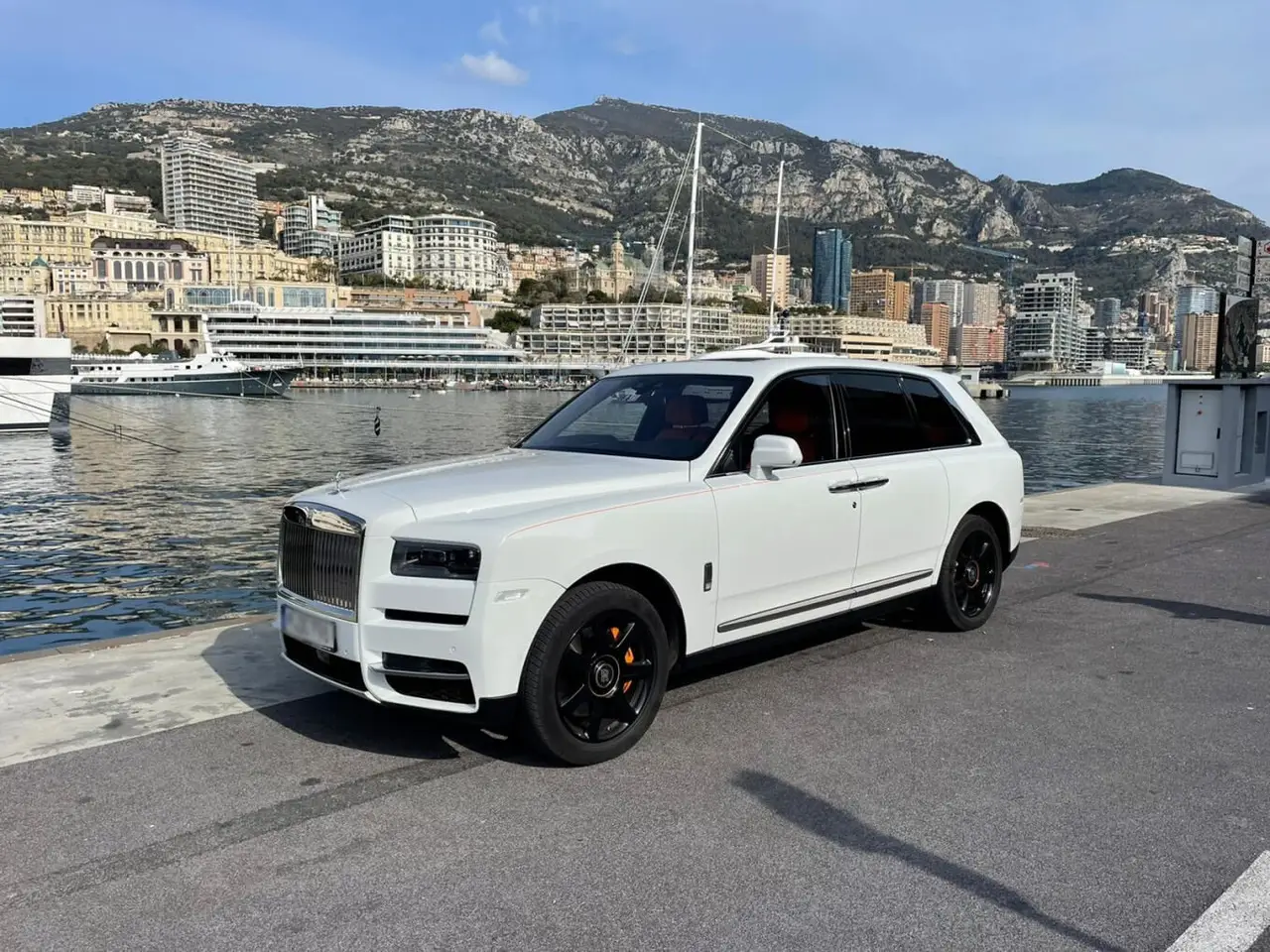 Rolls-Royce Cullinan 2022 — Marbella Super Car Rental, Marbella. Rolls-Royce Cullinan in Marbella La location du Rolls-Royce Cullinan à Marbella offre une…