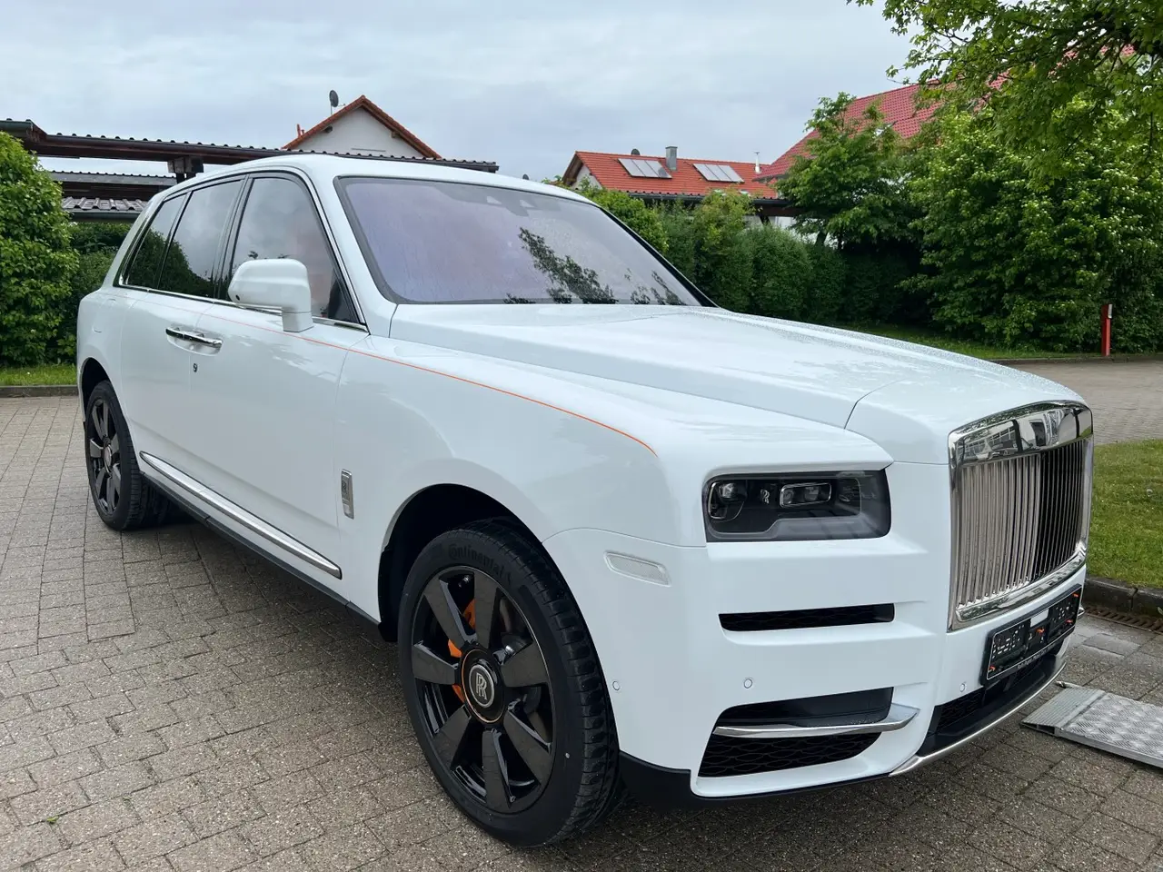 Rolls-Royce Cullinan 2022, intérieur — Marbella Super Car Rental, Marbella. Rolls-Royce Cullinan in Marbella La location du Rolls-Royce Cullinan à Marbella offre une…