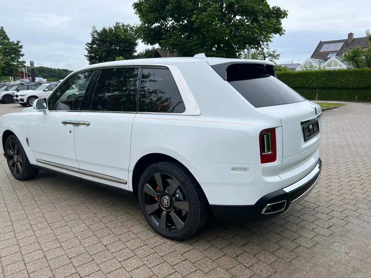 Rolls-Royce Cullinan 2022, profil latéral — Marbella Super Car Rental, Marbella. Rolls-Royce Cullinan in Marbella La location du Rolls-Royce Cullinan à Marbella offre une…