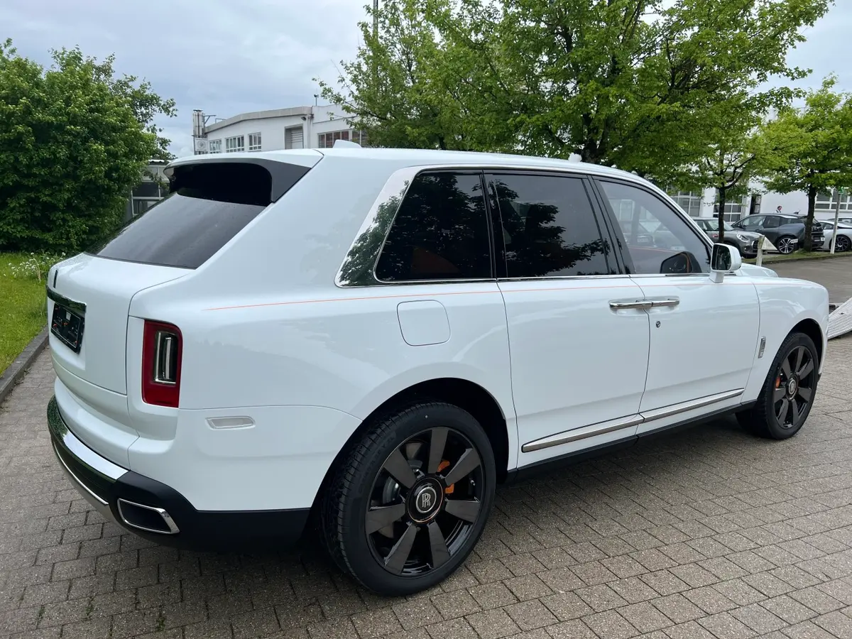 Rolls-Royce Cullinan 2022, extérieur — Marbella Super Car Rental, Marbella. Rolls-Royce Cullinan in Marbella La location du Rolls-Royce Cullinan à Marbella offre une…