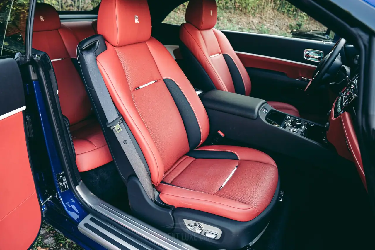 Rolls-Royce Dawn 2022, vista trasera — Marbella Super Car Rental, Marbella. Rolls-Royce Dawn in Marbella El alquiler del Rolls-Royce Dawn en Marbella ofrece una…