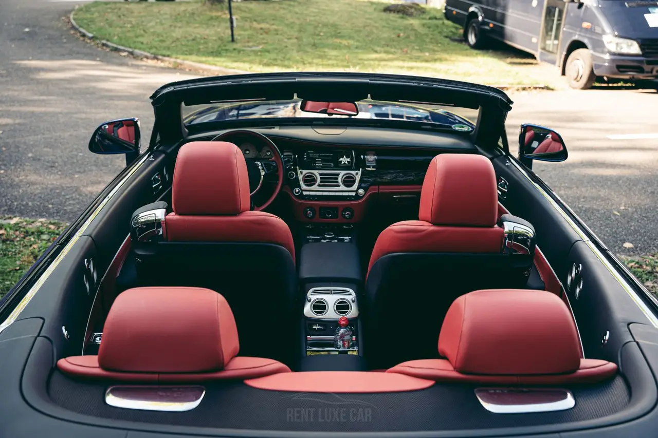 Rolls-Royce Dawn 2022, salpicadero — Marbella Super Car Rental, Marbella. Rolls-Royce Dawn in Marbella El alquiler del Rolls-Royce Dawn en Marbella ofrece una…