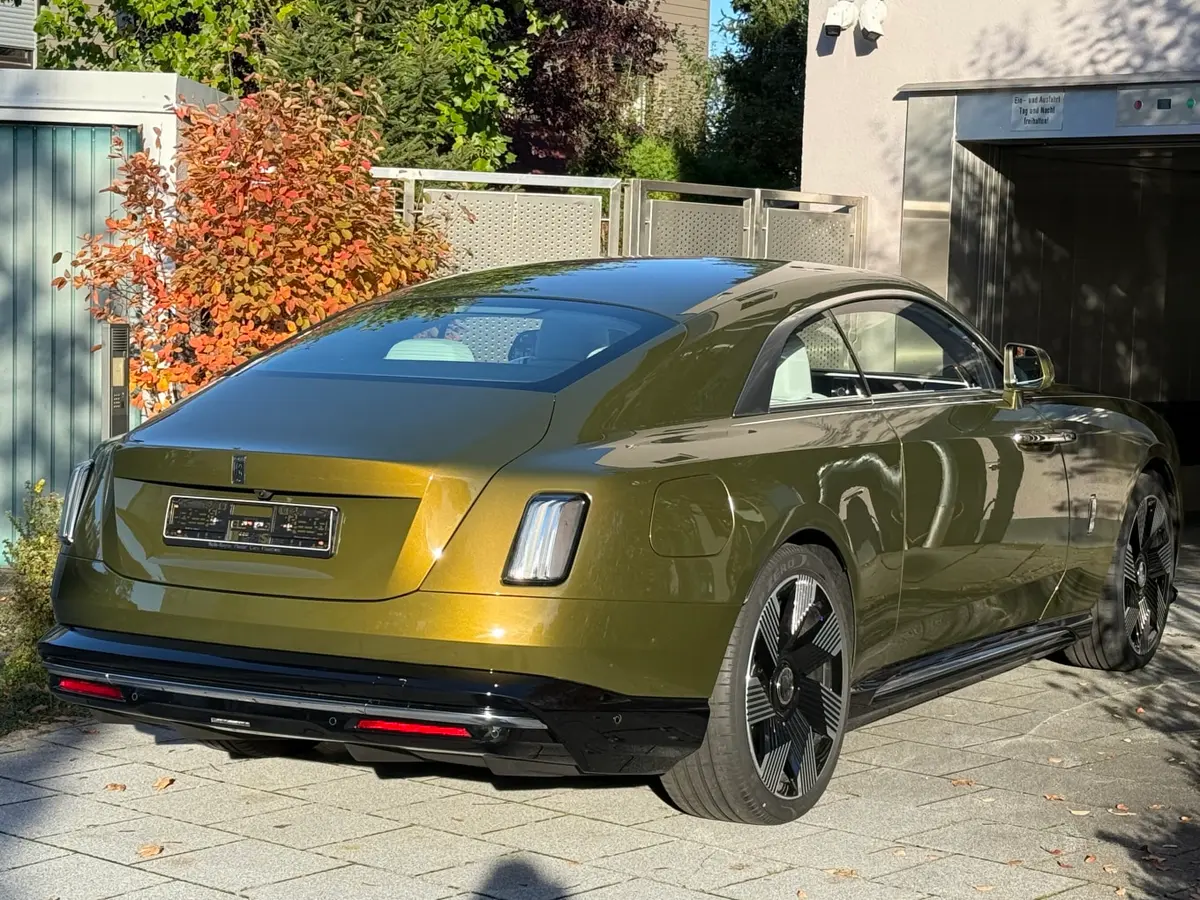Rolls-Royce Spectre 2024, extérieur — Marbella Super Car Rental, Marbella. Rolls-Royce Spectre in Marbella La location de la Rolls-Royce Spectre à Marbella offre…